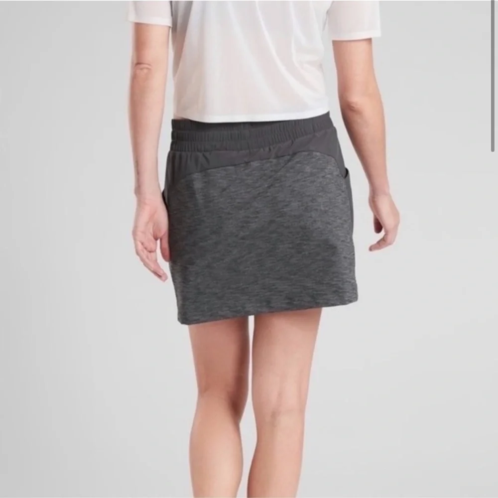 Athleta Excursion Hybrid Mid-Rise Tennis Skort in Dark Heathered Gray Size XS